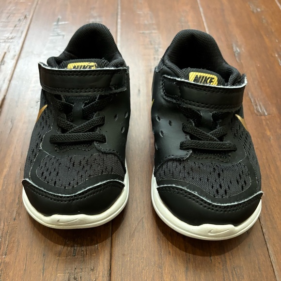 Kid Nike slip on sneakers in good conditon - Picture 3 of 6